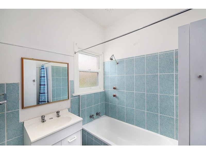 11 Young Street, West Gosford NSW 2250