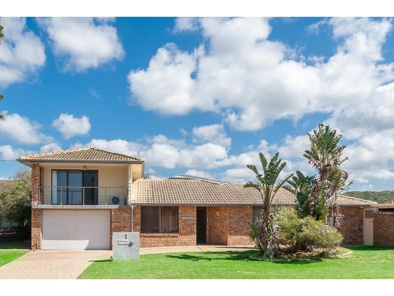 1 Bareena Ave, North Avoca NSW 2260