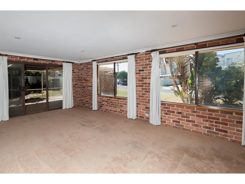 1 Bareena Ave, North Avoca NSW 2260