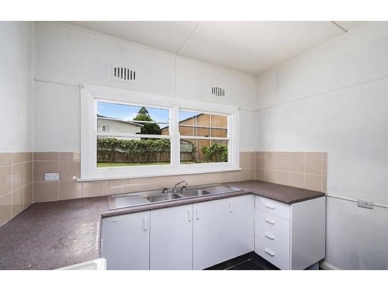 11 Young Street, West Gosford NSW 2250