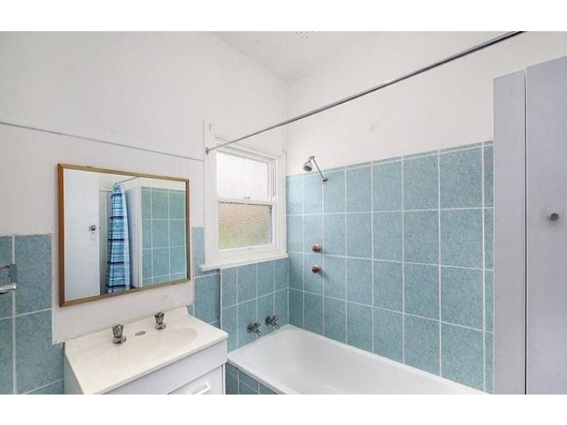 11 Young Street, West Gosford NSW 2250