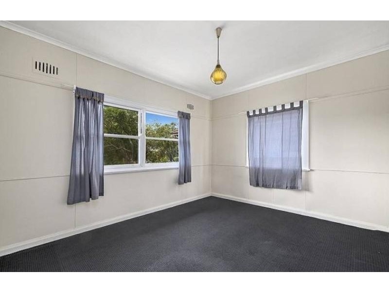 11 Young Street, West Gosford NSW 2250