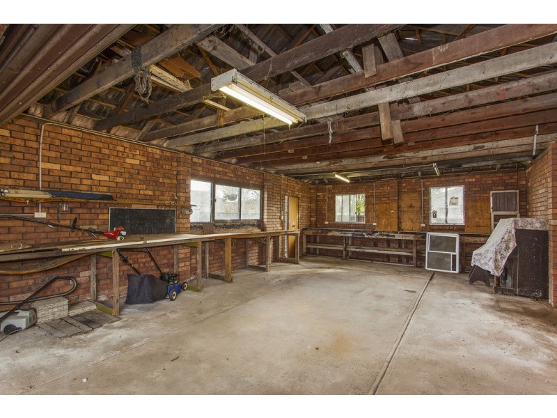 1 Craigend Street, Wyoming NSW 2250