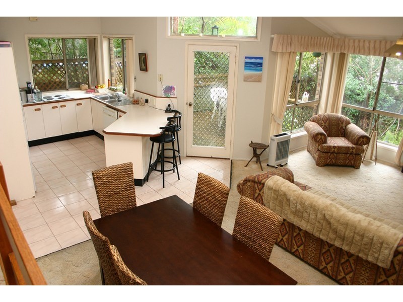 2/227 The Round Dr, Avoca Beach NSW 2251