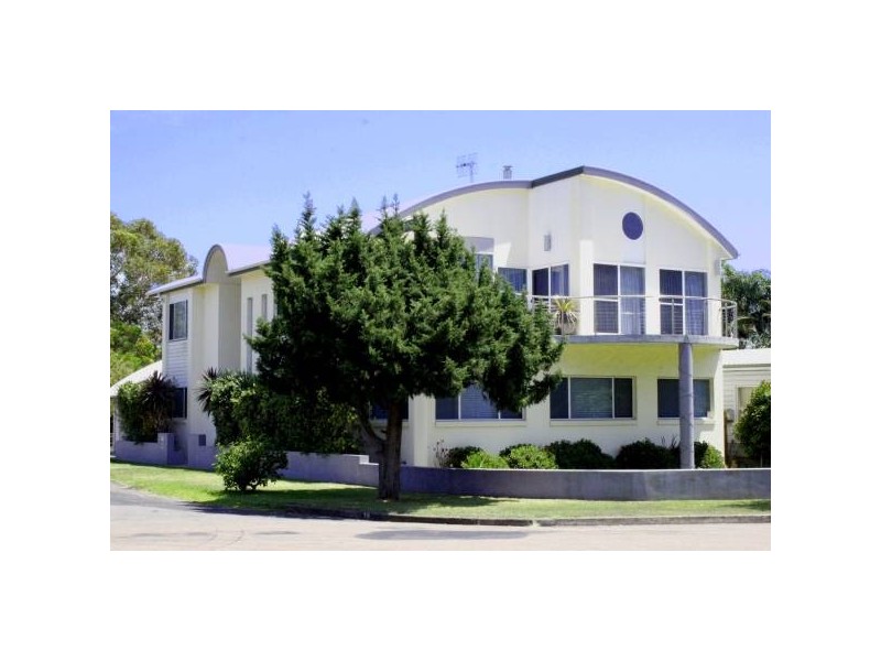 19 Reserve Dr, Bateau Bay NSW 2261