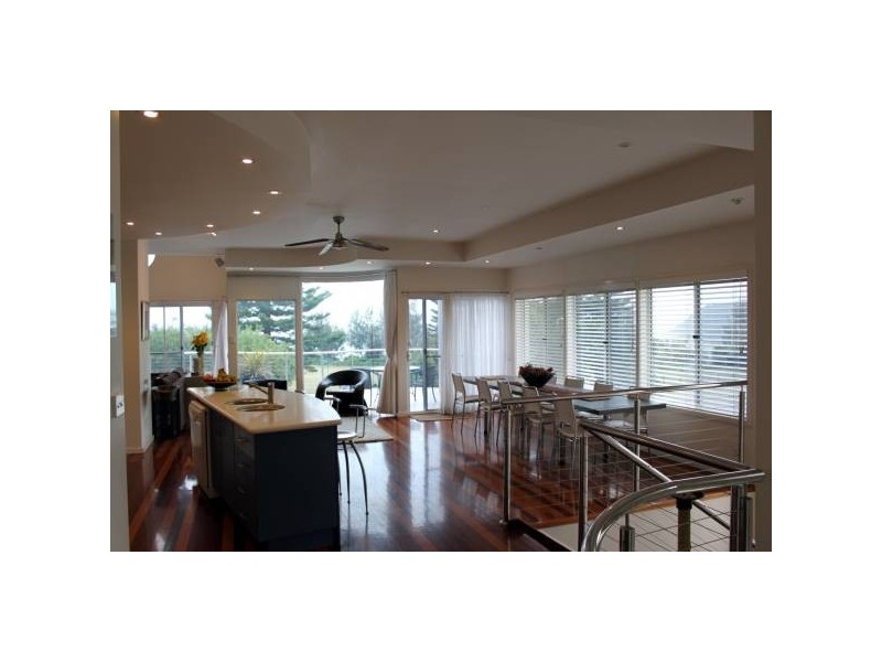 19 Reserve Dr, Bateau Bay NSW 2261