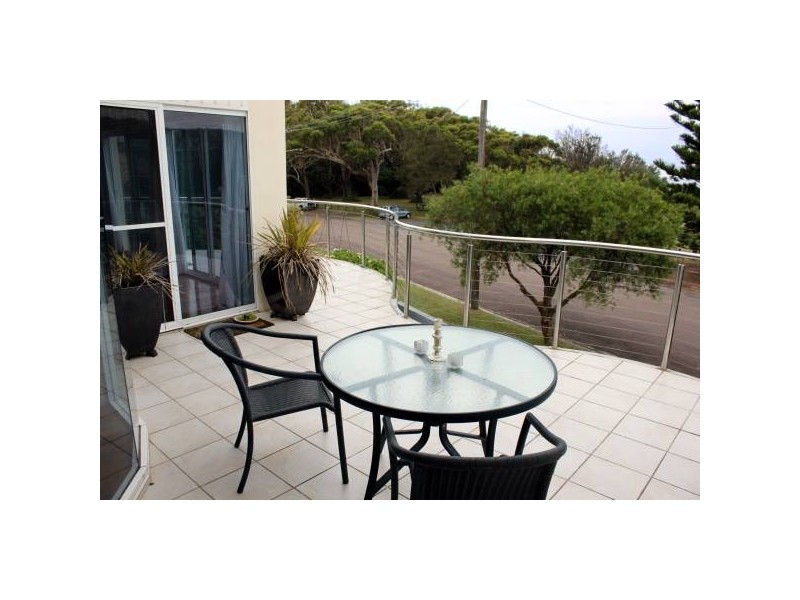 19 Reserve Dr, Bateau Bay NSW 2261