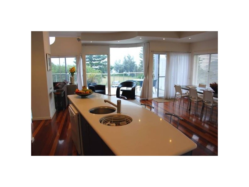 19 Reserve Dr, Bateau Bay NSW 2261