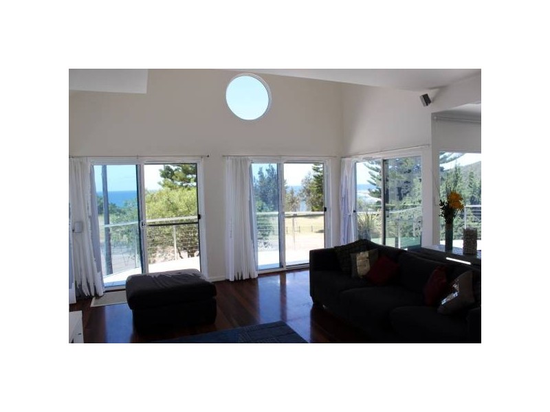 19 Reserve Dr, Bateau Bay NSW 2261