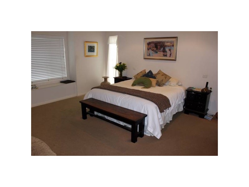 19 Reserve Dr, Bateau Bay NSW 2261