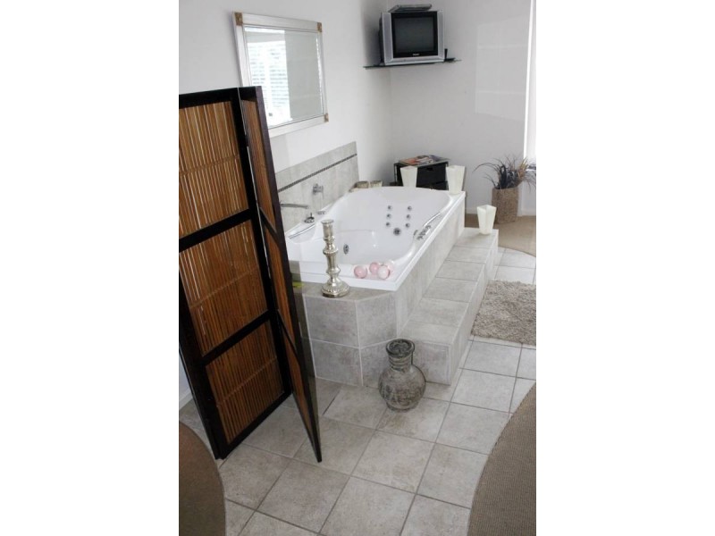 19 Reserve Dr, Bateau Bay NSW 2261