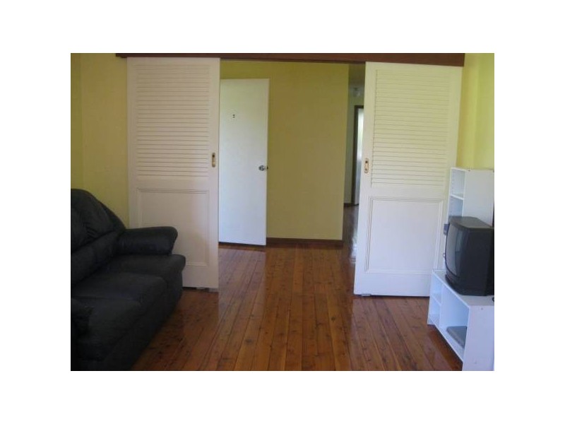 4 John Street, Forresters Beach NSW 2260