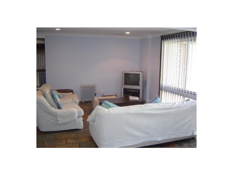 1 Noorong Avenue, Forresters Beach NSW 2260