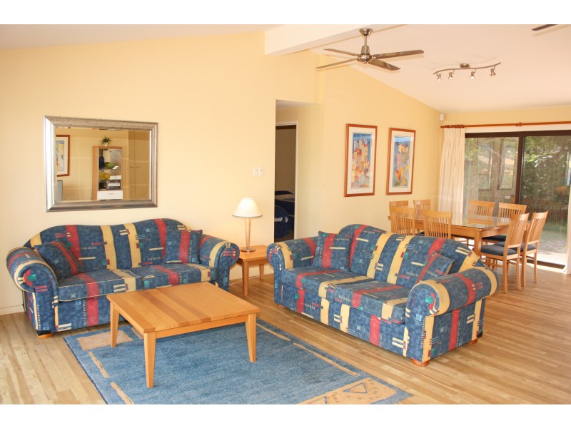 18 Bareena Ave, North Avoca NSW 2260