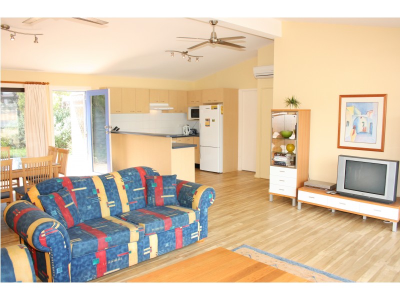 18 Bareena Ave, North Avoca NSW 2260