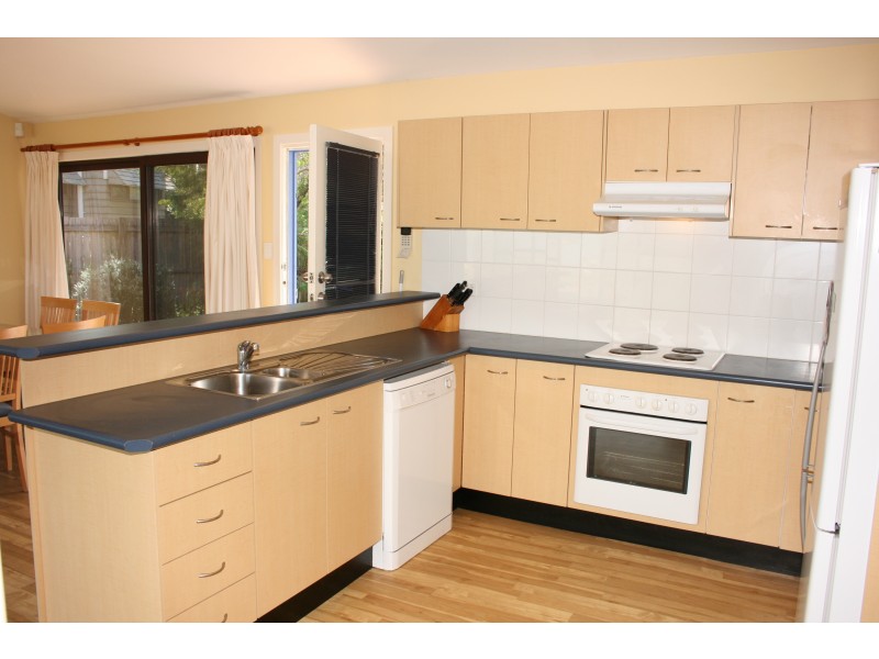 18 Bareena Ave, North Avoca NSW 2260