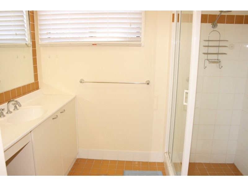 18 Bareena Ave, North Avoca NSW 2260