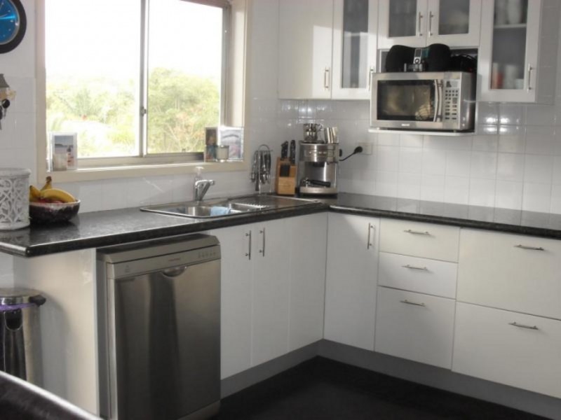 10 Vista Parade, Bateau Bay NSW 2261