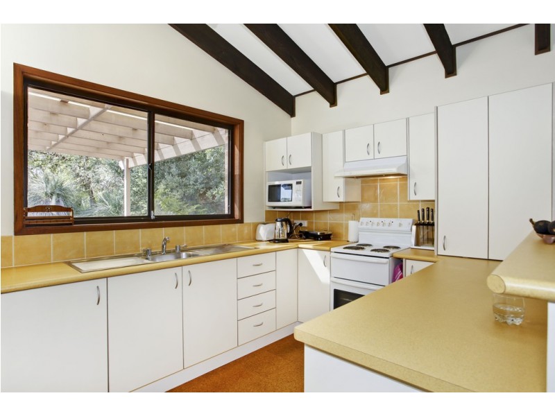 8 Dan Place, Forresters Beach NSW 2260