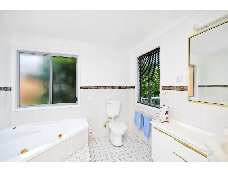 8 Noorong Avenue, Forresters Beach NSW 2260