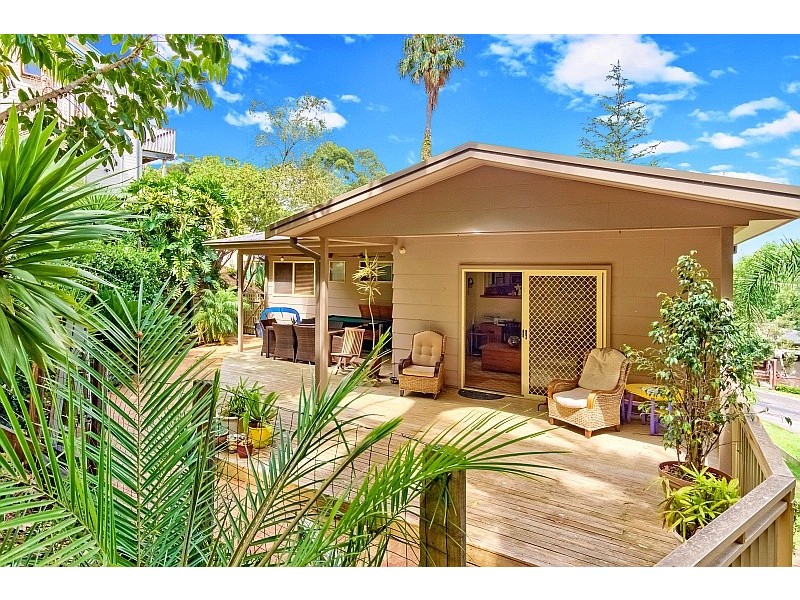 11 Cabbage Tree Avenue, Avoca Beach NSW 2251