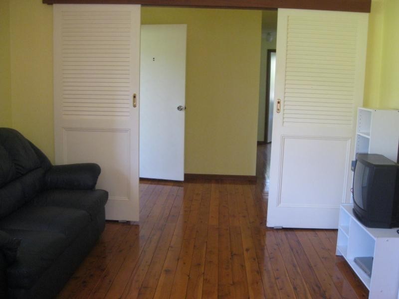 4 John Street, Forresters Beach NSW 2260