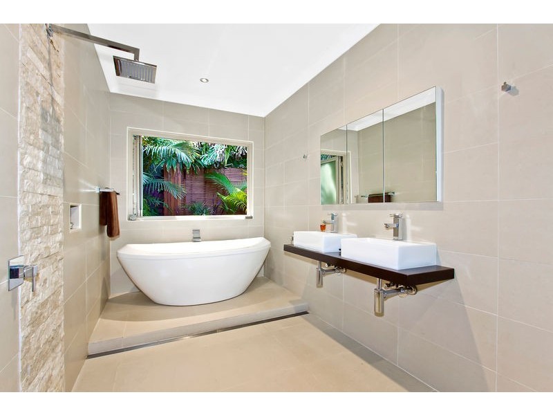 121 Lake Shore Drive, North Avoca NSW 2260