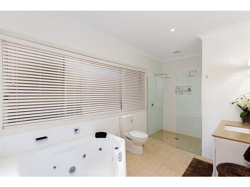 9 Tramway Road, North Avoca NSW 2260