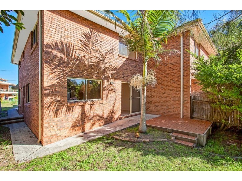 2/11 Bareena Avenue, North Avoca NSW 2260