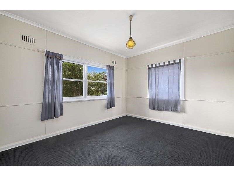 11 Young Street, West Gosford NSW 2250