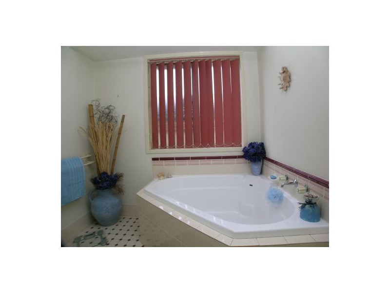 6 Loongana Crescent, Blue Haven NSW 2262