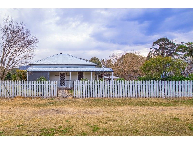 51 Debenham Street, Blandford NSW 2338