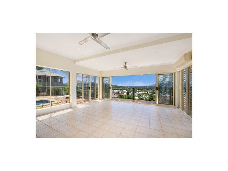 5 Hussar Close, Kanimbla QLD 4870