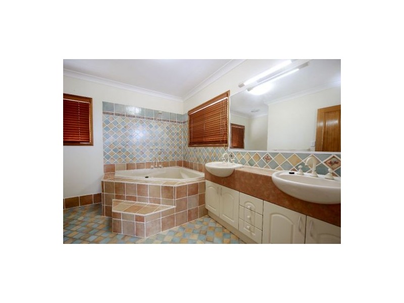 5 Hussar Close, Kanimbla QLD 4870