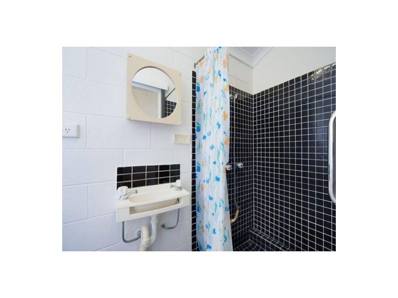 4/485 Mccoombe Street, Mooroobool QLD 4870