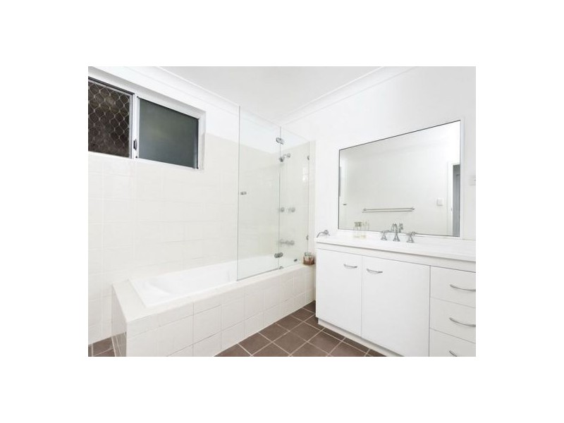 1 Duignan Street, Whitfield QLD 4870