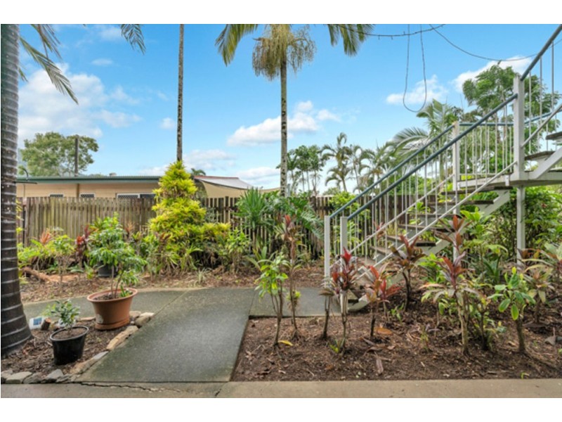 2/346 Mccoombe Street, Mooroobool QLD 4870