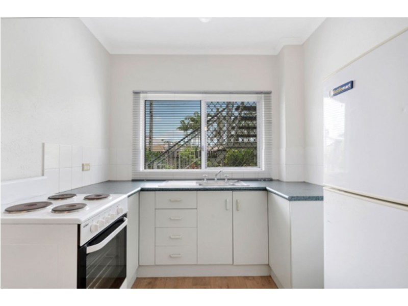 2/346 Mccoombe Street, Mooroobool QLD 4870