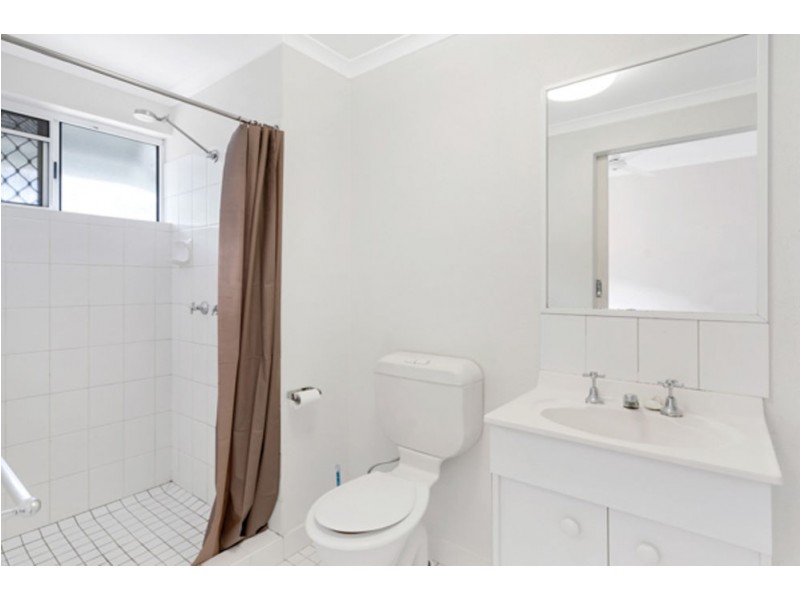 2/346 Mccoombe Street, Mooroobool QLD 4870