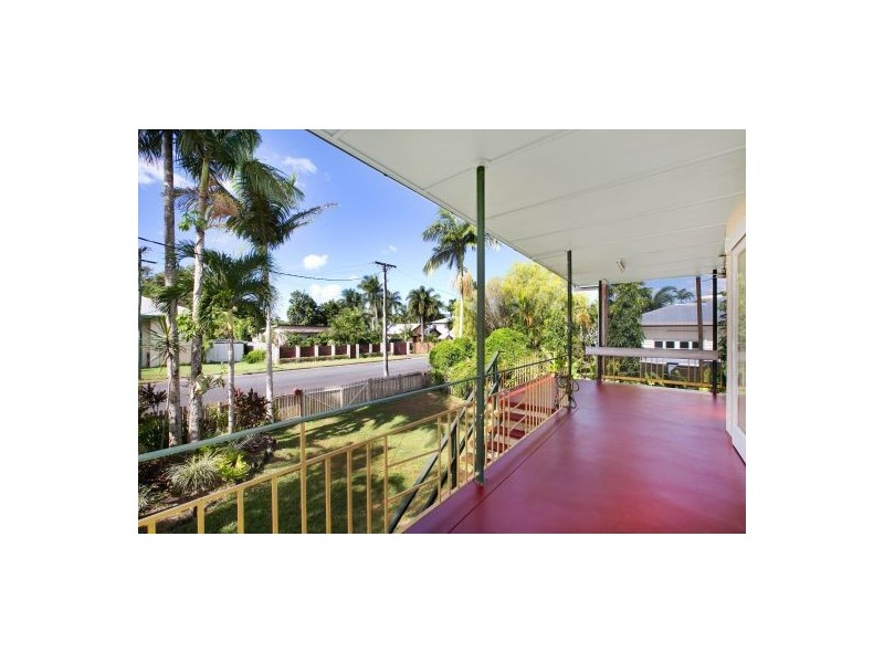 27 Chaplain Avenue, Manunda QLD 4870