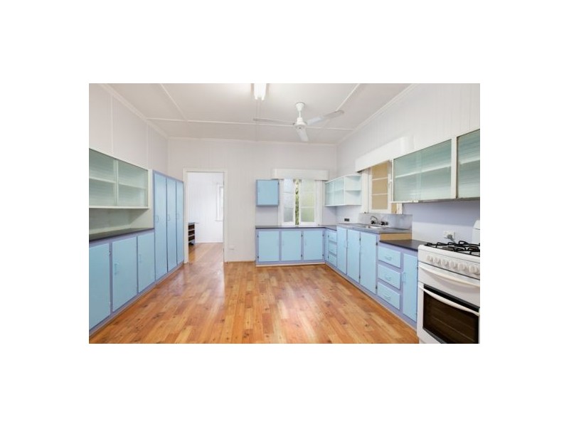 27 Chaplain Avenue, Manunda QLD 4870