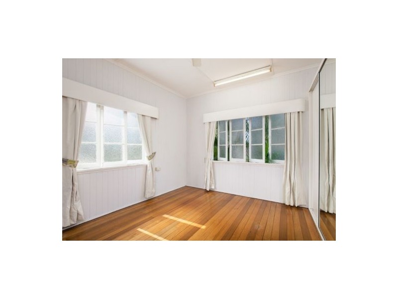 27 Chaplain Avenue, Manunda QLD 4870