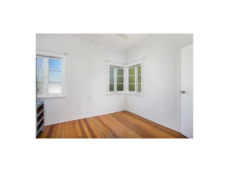27 Chaplain Avenue, Manunda QLD 4870
