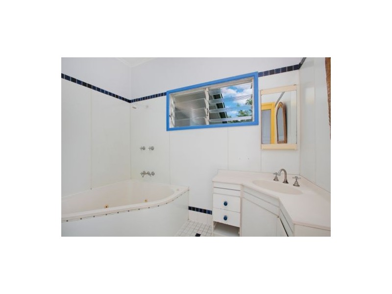 27 Chaplain Avenue, Manunda QLD 4870