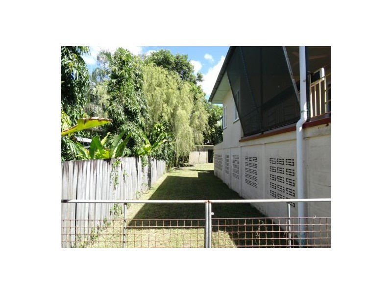 27 Chaplain Avenue, Manunda QLD 4870