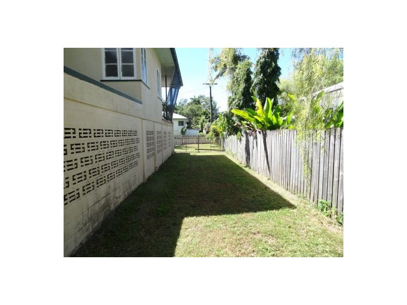 27 Chaplain Avenue, Manunda QLD 4870