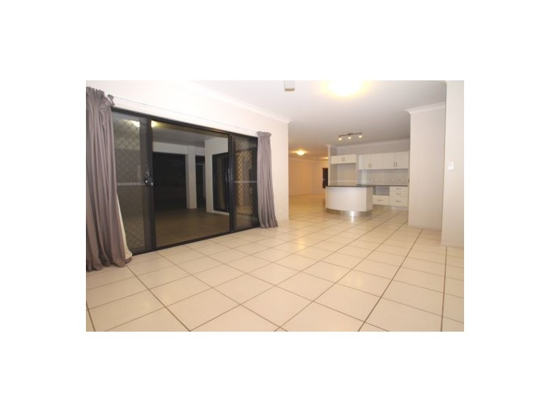 122 Springbrook Avenue, Redlynch QLD 4870