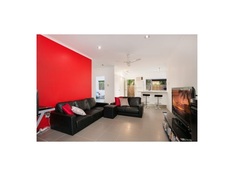 2/111 Callaghan Street, Mooroobool QLD 4870