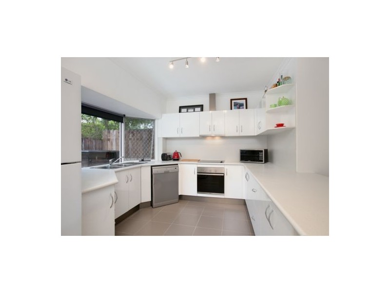 2/111 Callaghan Street, Mooroobool QLD 4870