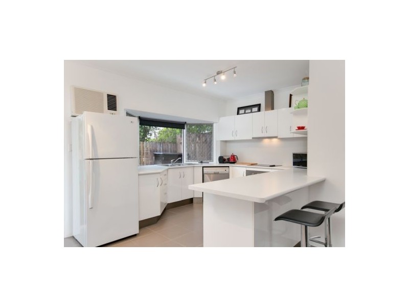 2/111 Callaghan Street, Mooroobool QLD 4870